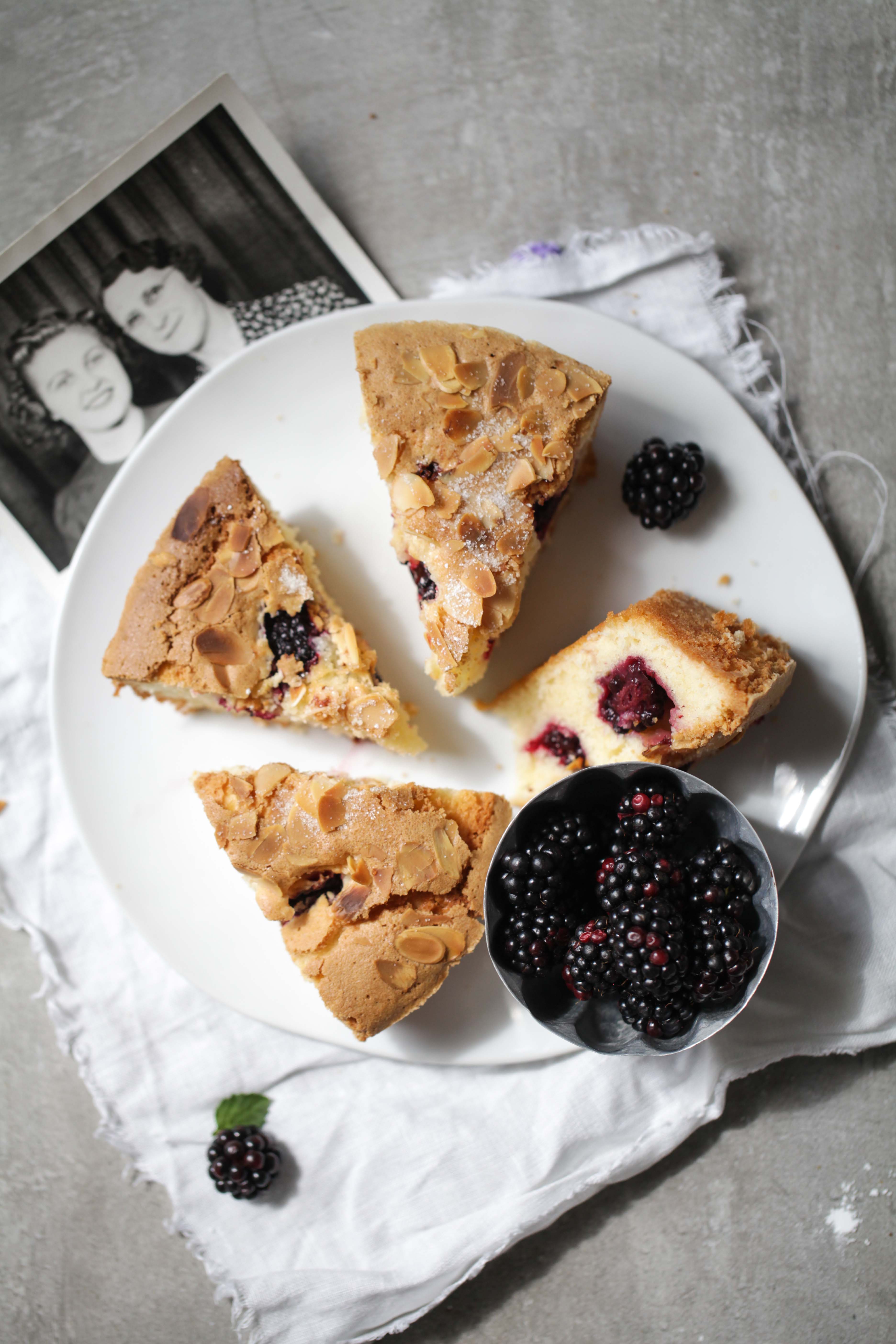 Rezept für Brombeerkuchen mit Zuckerkruste und Mandeln oder der Tag ...