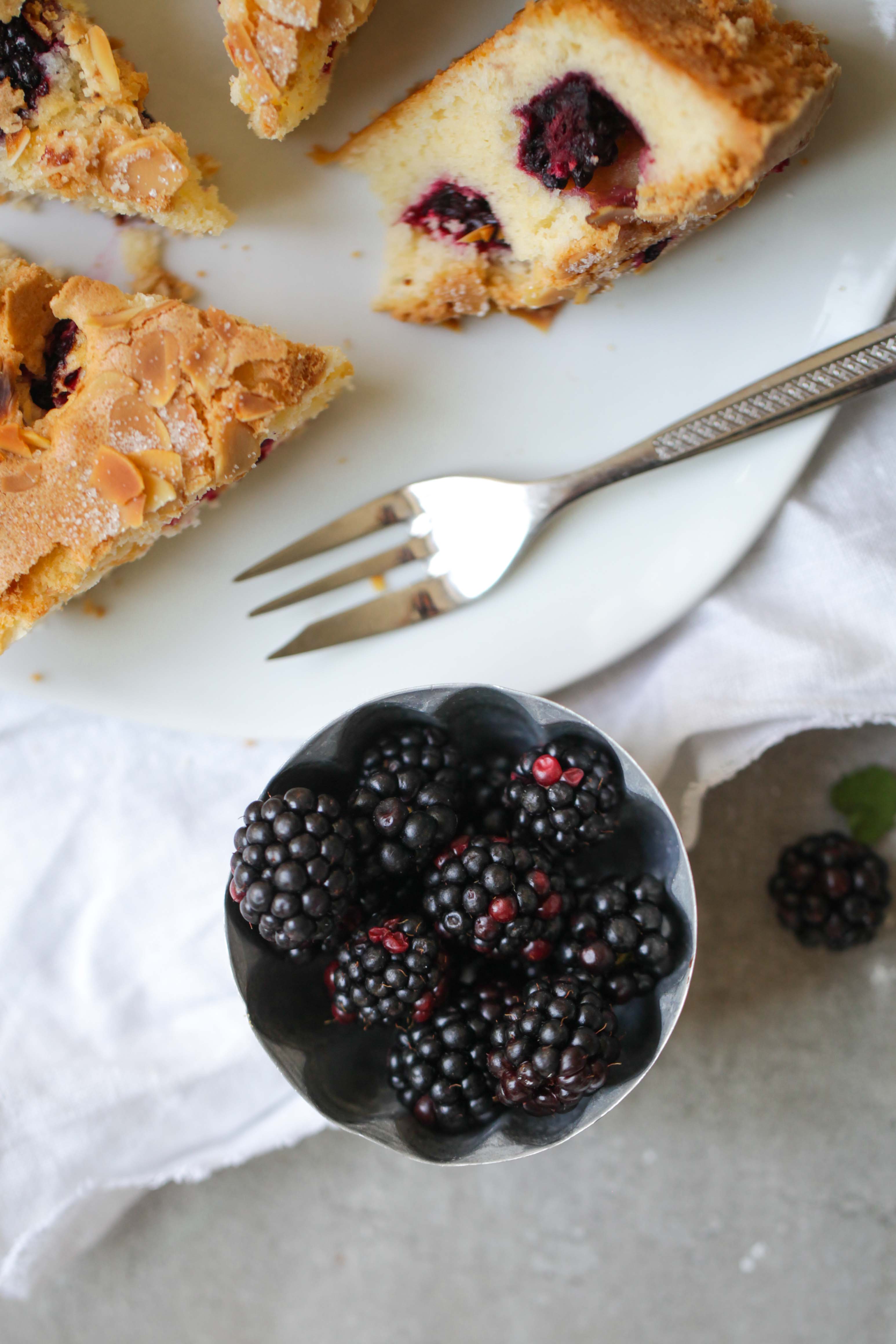 Rezept für Brombeerkuchen mit Zuckerkruste und Mandeln oder der Tag ...