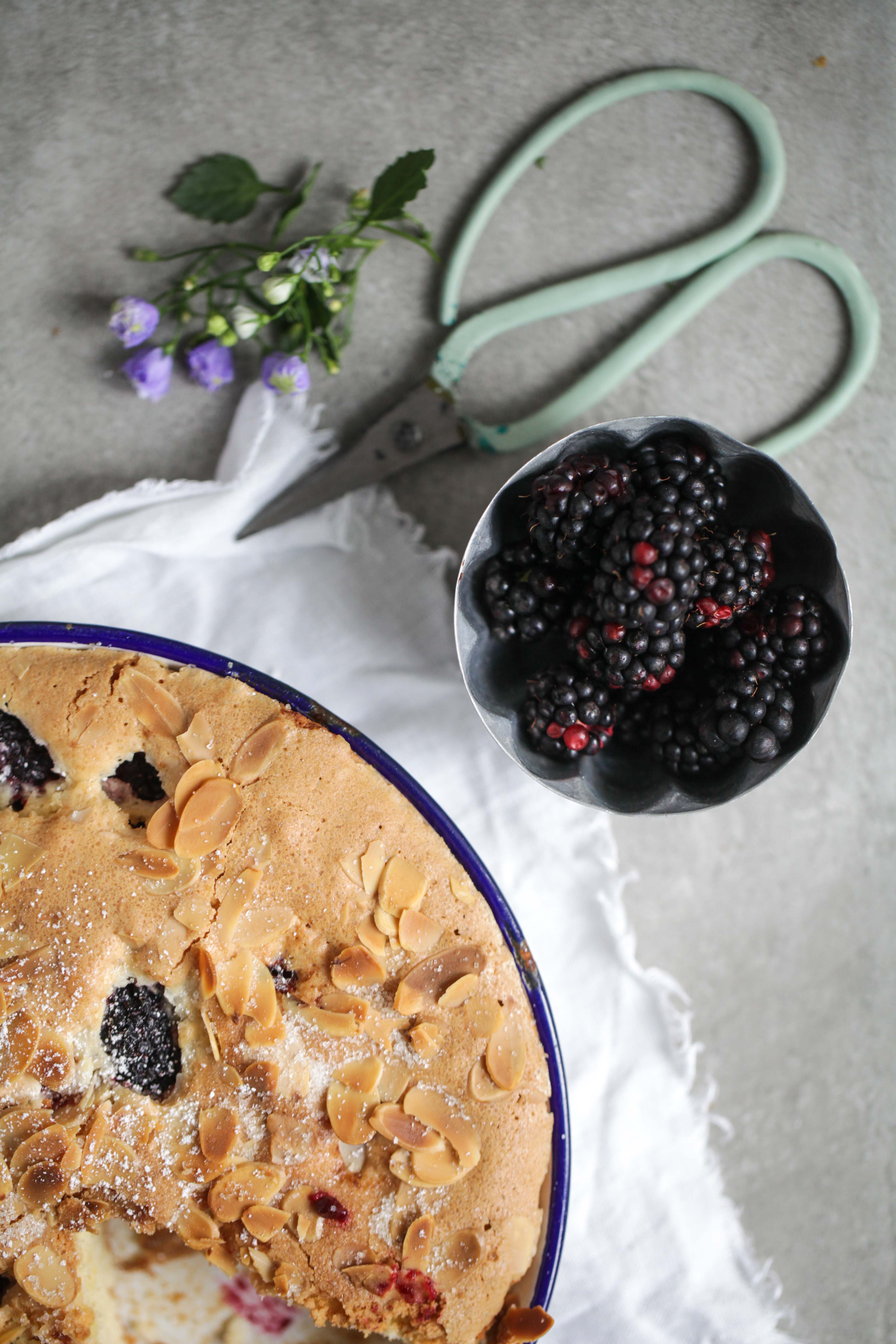 Rezept für Brombeerkuchen mit Zuckerkruste und Mandeln oder der Tag ...