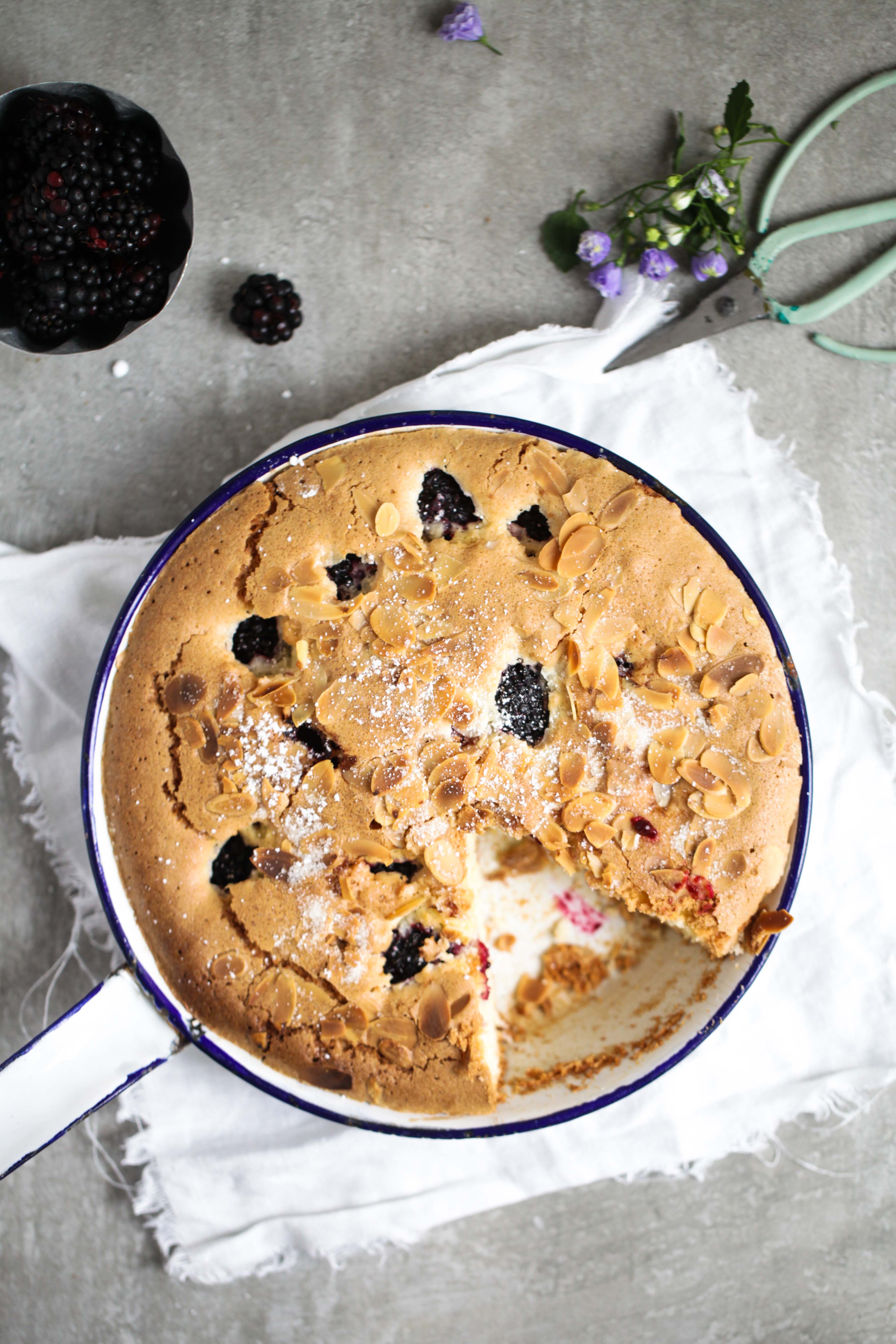 Rezept für Brombeerkuchen mit Zuckerkruste und Mandeln oder der Tag ...