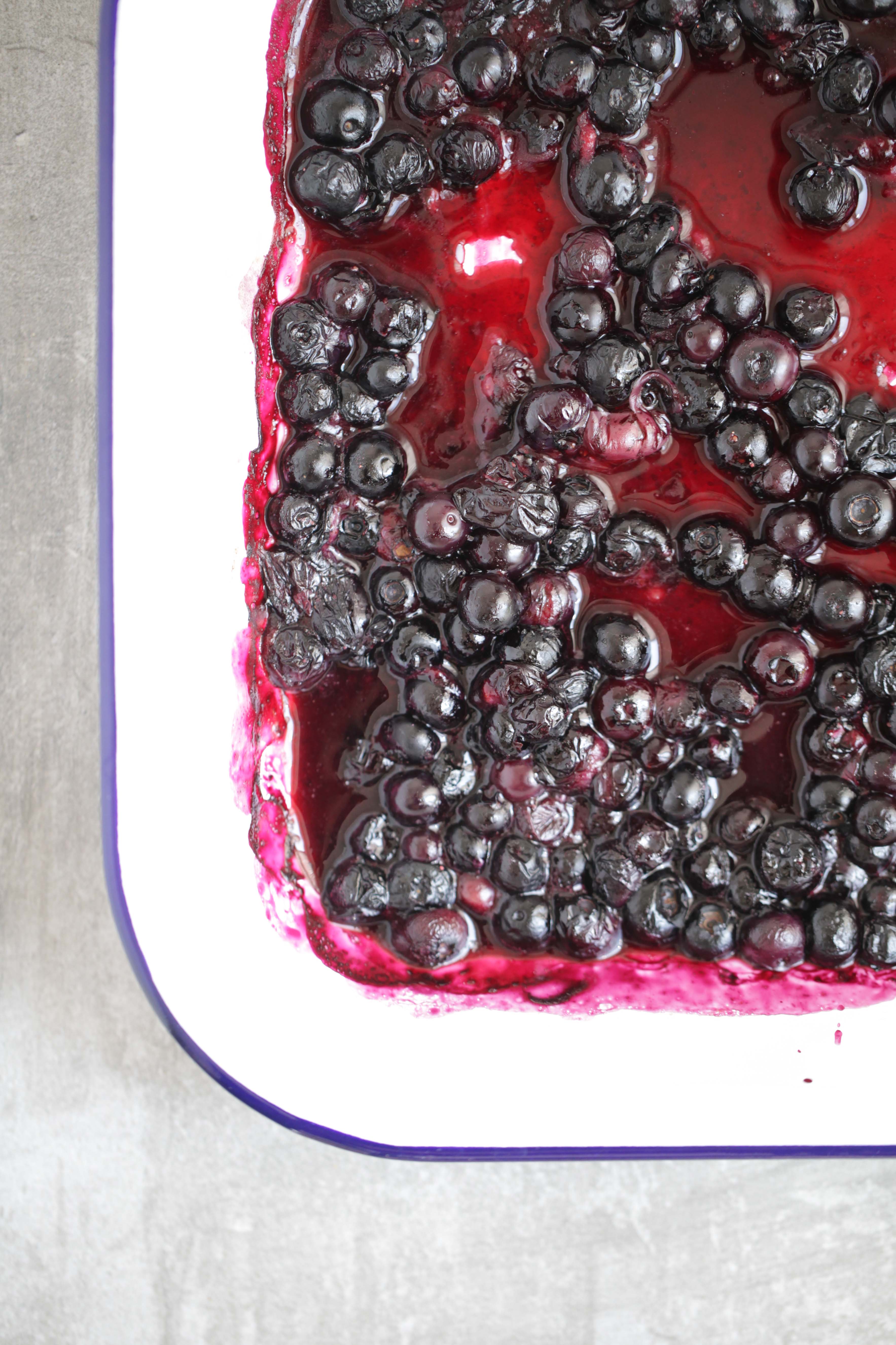 Selbstgemachtes Eis mit ofengeschmorten Vanille-Blaubeeren – Eiscreme ...
