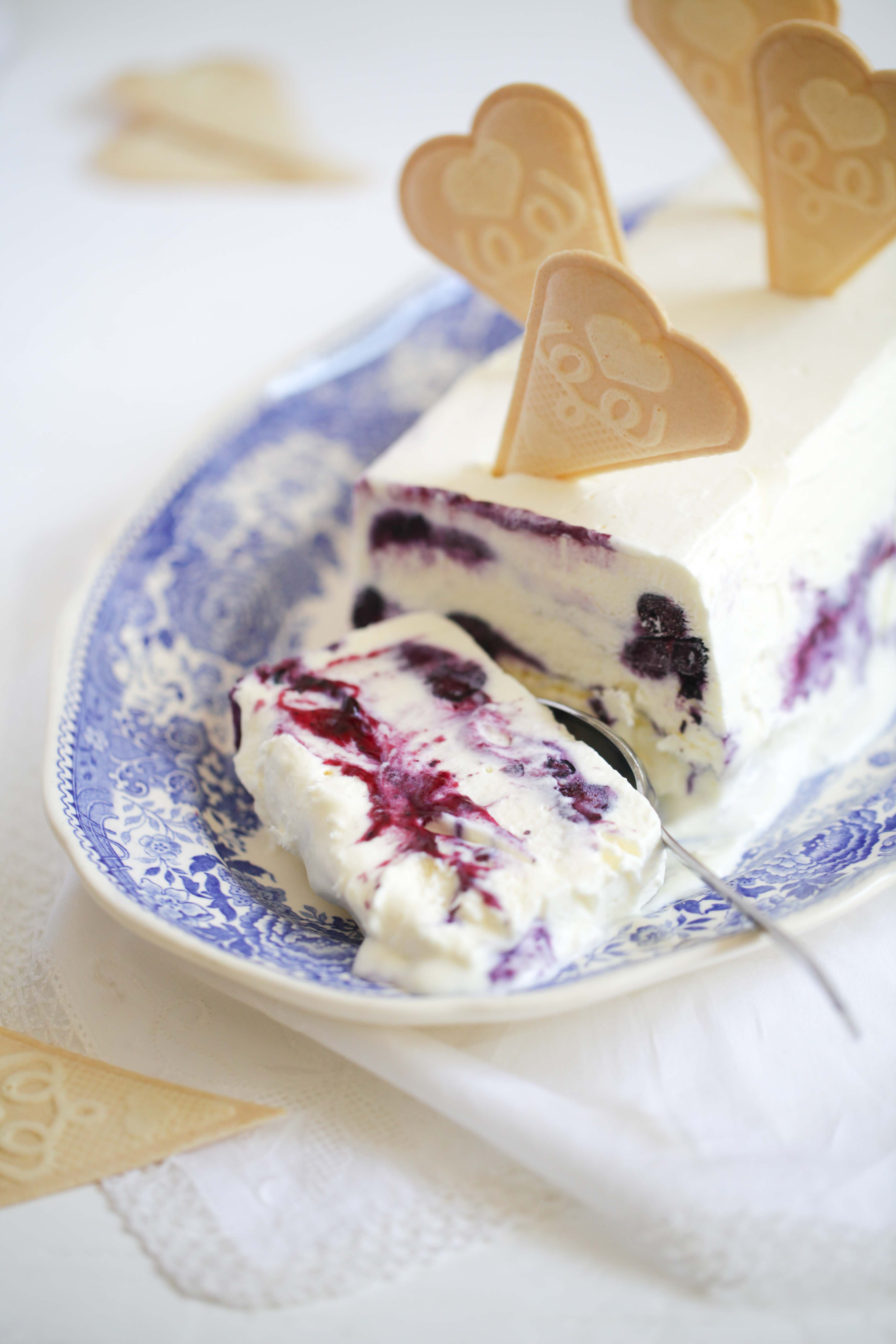 Selbstgemachtes Eis mit ofengeschmorten Vanille-Blaubeeren – Eiscreme ...