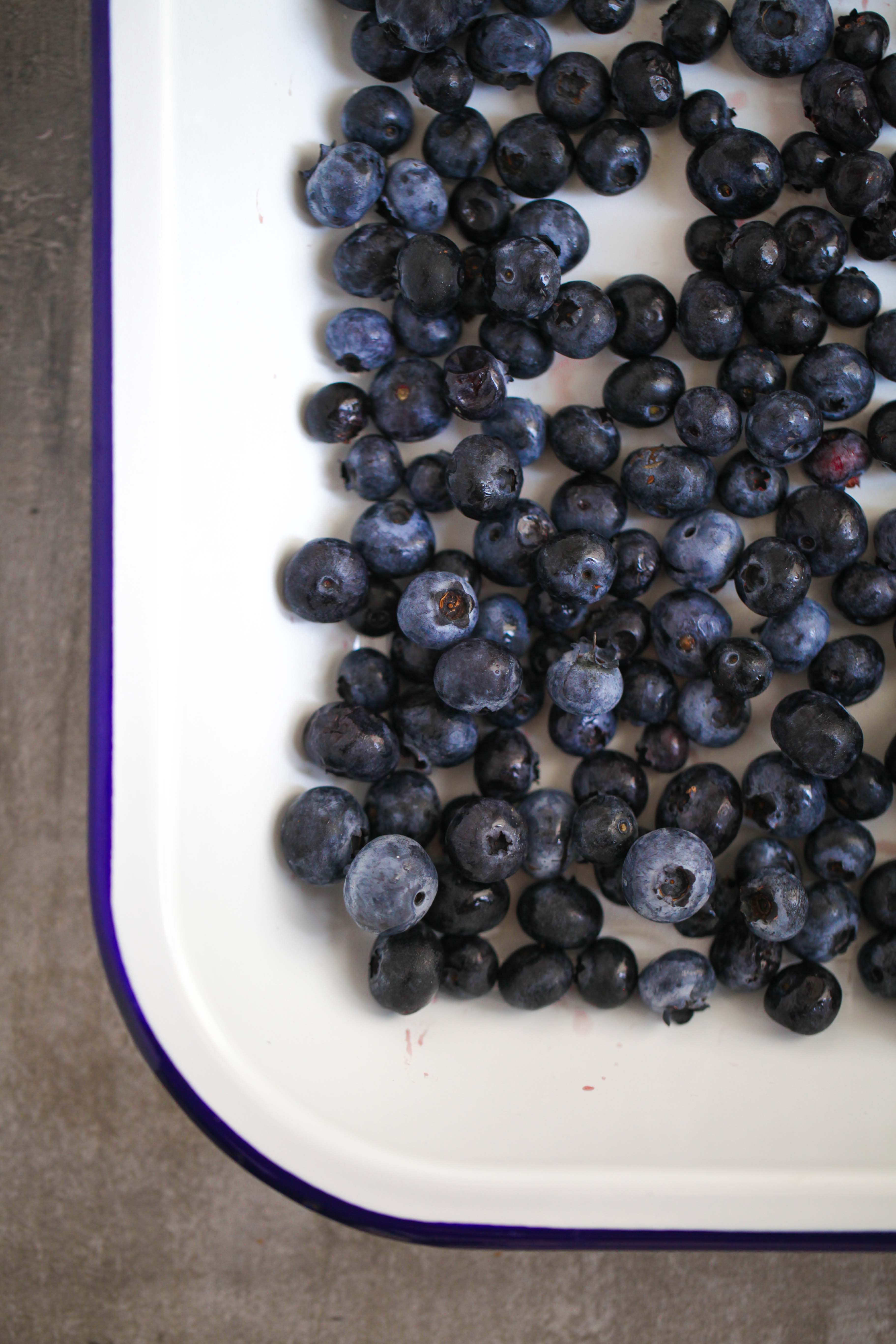 Selbstgemachtes Eis mit ofengeschmorten Vanille-Blaubeeren – Eiscreme ...