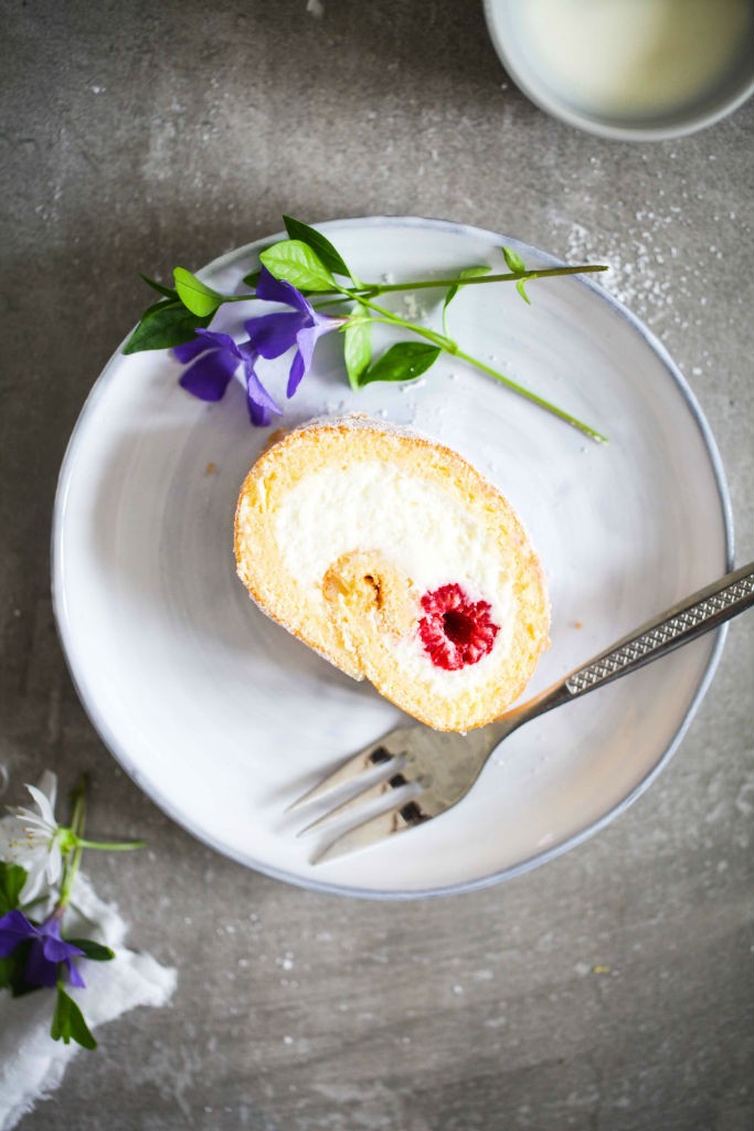 Rezept einfache Biskuitrolle mit Himbeeren und Quarkfuellung zuckerzimtundliebe kuchenrezept sonntagssuess himbeerrolle biskuitteig