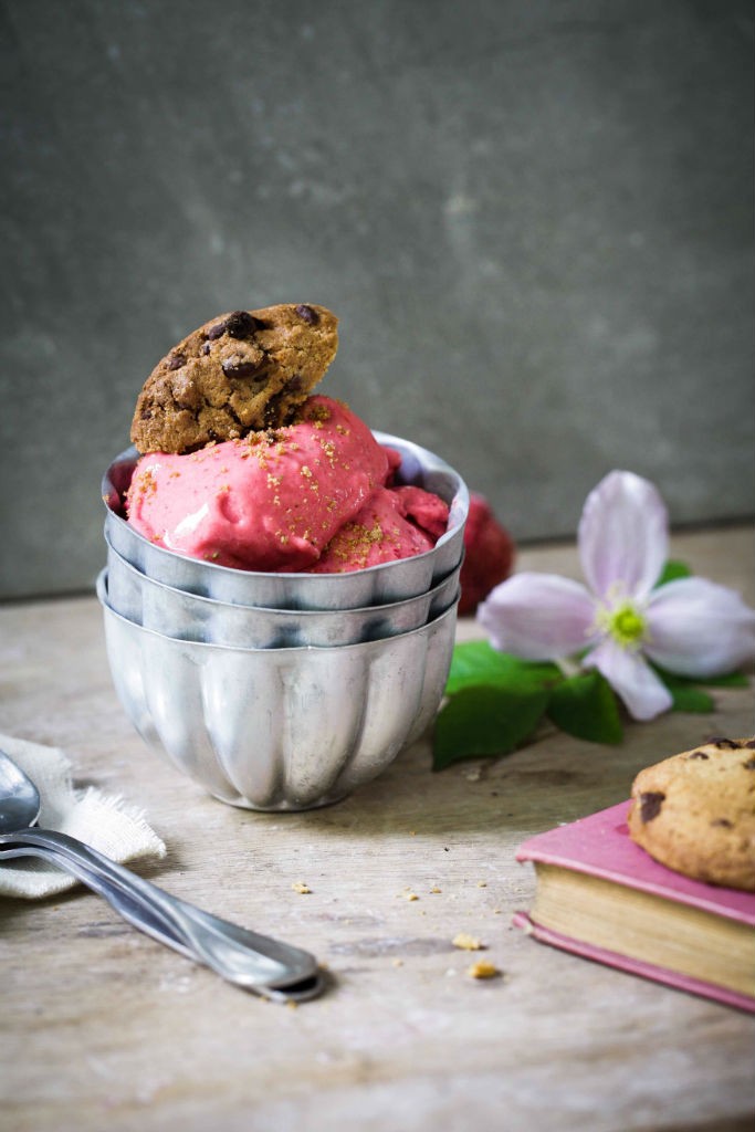 Einfaches Rezept Erdbeer Frozen Yogurt ohne Eismaschine Zuckerzimtundliebe Strawberry Froyo Eisrezept Erdbeereis selber machen