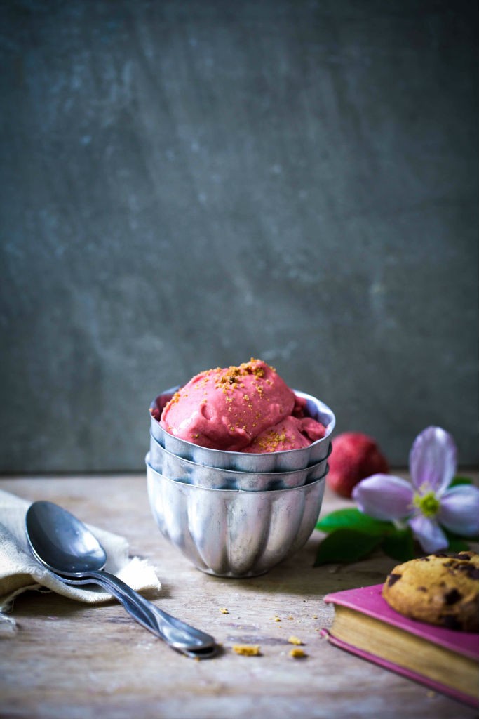Ein Rezept für Erdbeer Frozen Yogurt mit Keksstücken – fruchtiges Eis ...