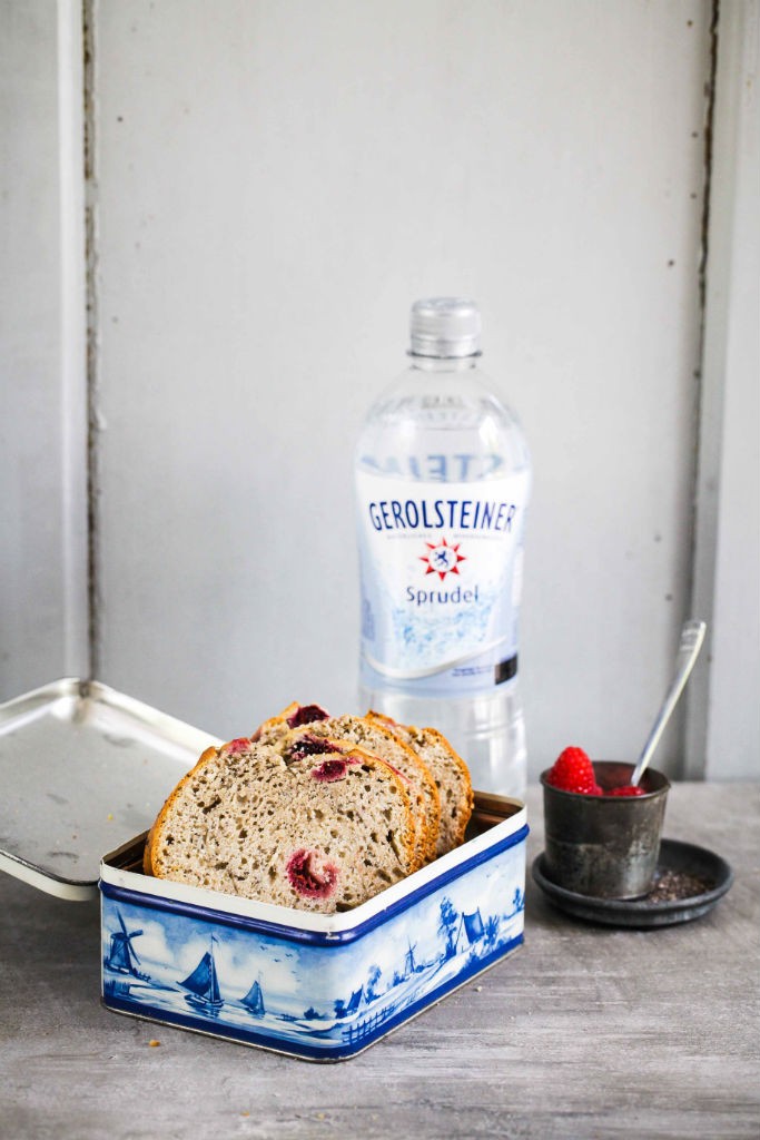 Chia Bananenbrot mit Himbeeren Rezept für Gerolsteiner Projekt Wasserwoche