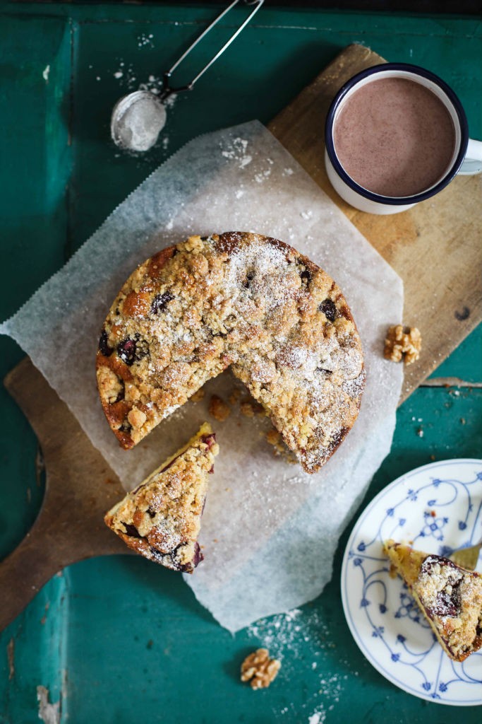 Einfaches und leckeres Kirsch Streuselkuchen Rezept mit Walnuss Streuseln und Fleur de Sel von Zucker, Zimt und Liebe dem deutschen Backblog