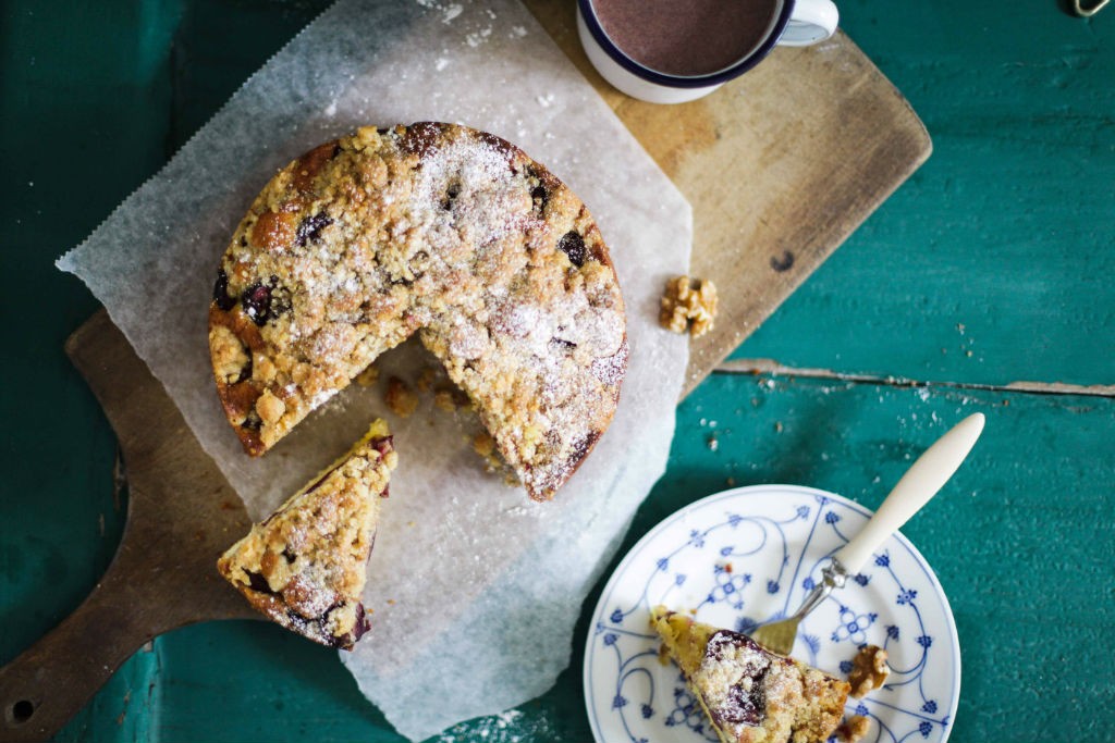 Einfaches und leckeres Kirsch Streuselkuchen Rezept mit Walnuss Streuseln und Fleur de Sel von Zucker, Zimt und Liebe dem deutschen Backblog