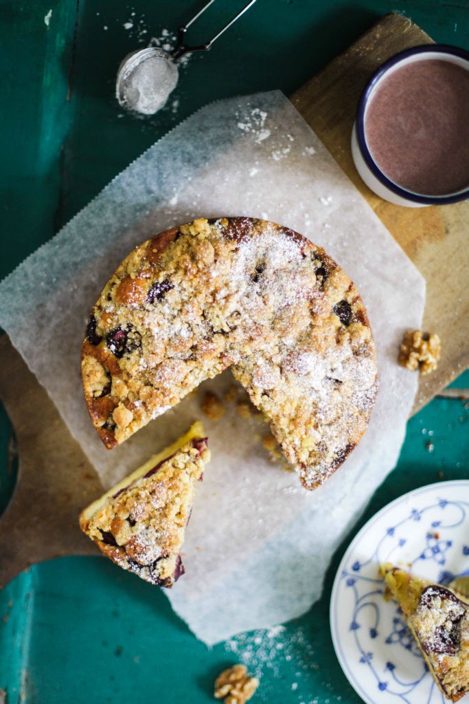 Einfaches und leckeres Kirsch Streuselkuchen Rezept mit Walnuss Streuseln und Fleur de Sel von Zucker, Zimt und Liebe dem deutschen Backblog