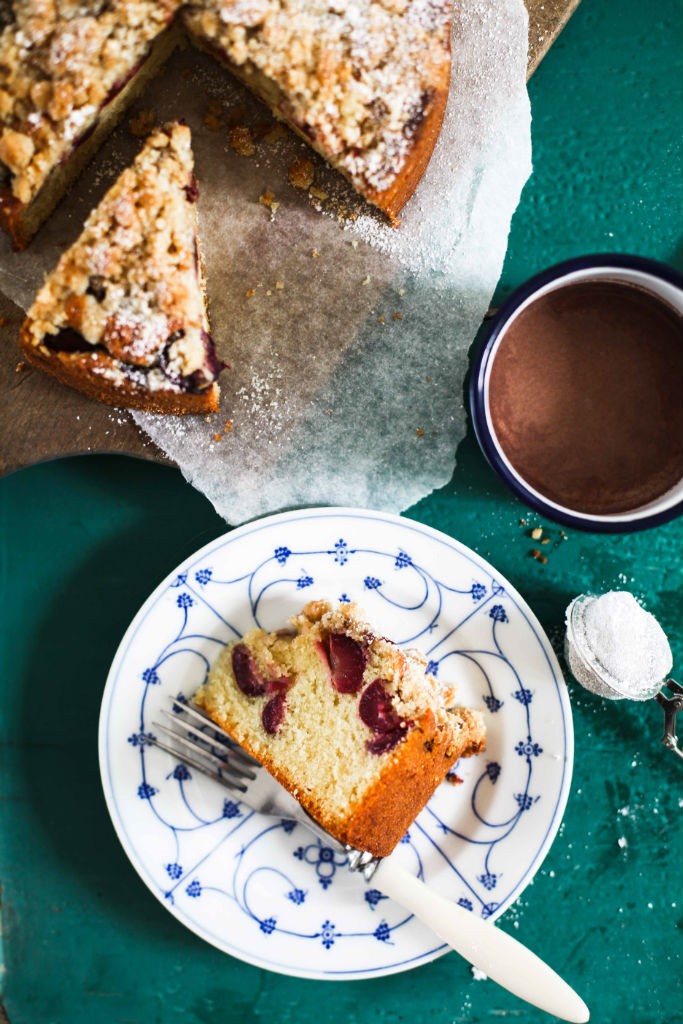 Einfaches und leckeres Kirsch Streuselkuchen Rezept mit Walnuss Streuseln und Fleur de Sel von Zucker, Zimt und Liebe dem deutschen Backblog