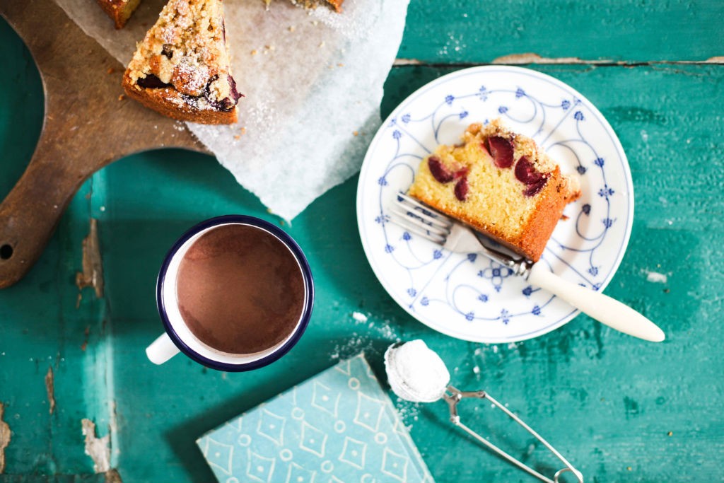 Einfaches und leckeres Kirsch Streuselkuchen Rezept mit Walnuss Streuseln und Fleur de Sel von Zucker, Zimt und Liebe dem deutschen Backblog