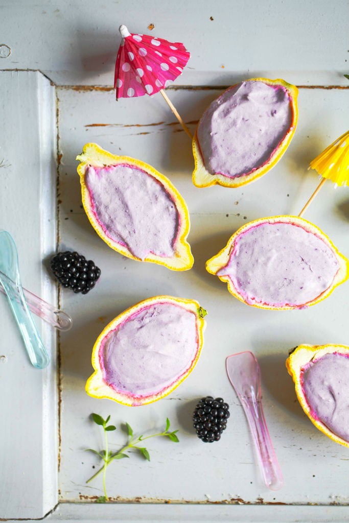 Rezept Brombeer Eis ohne Eismaschine in Zitronenschale Eis selber machen ohne Ei mit gezuckerter Kondensmilch einfaches Eisrezept