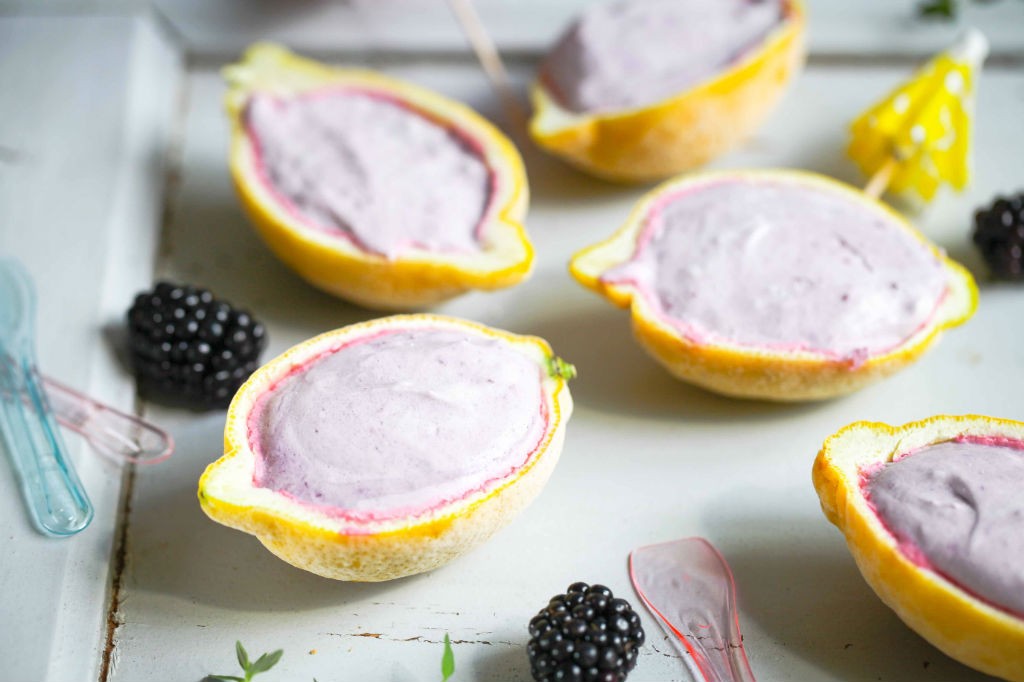 Rezept Brombeer Eis ohne Eismaschine in Zitronenschale Eis selber machen ohne Ei mit gezuckerter Kondensmilch einfaches Eisrezept