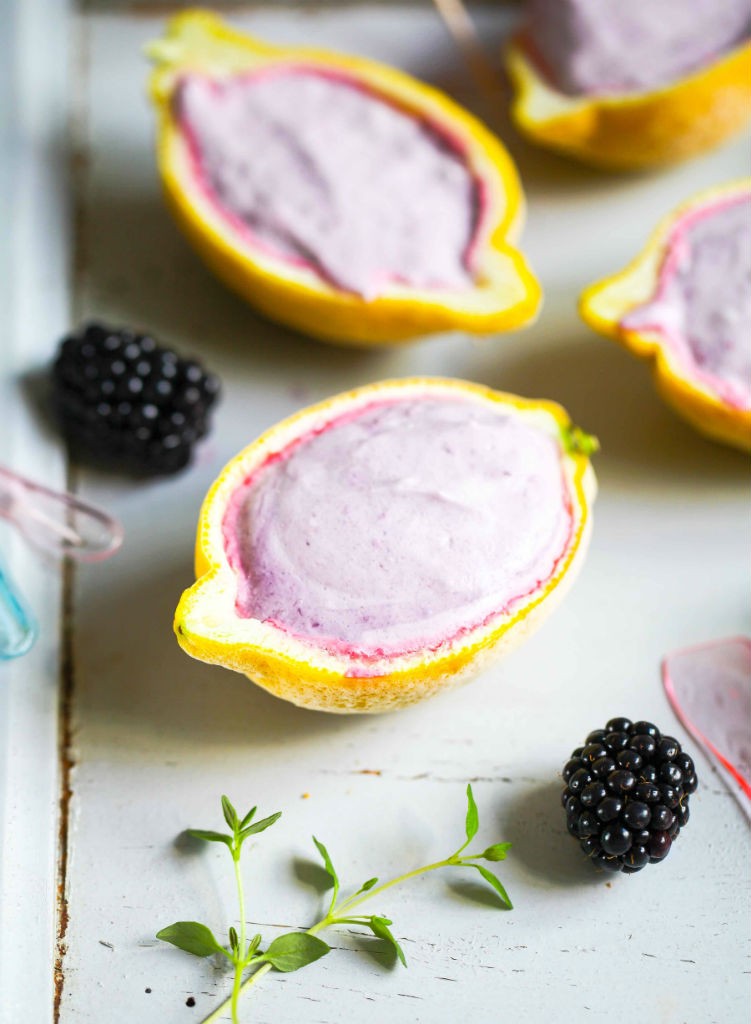 Rezept Brombeer Eis ohne Eismaschine in Zitronenschale Eis selber machen ohne Ei mit gezuckerter Kondensmilch einfaches Eisrezept