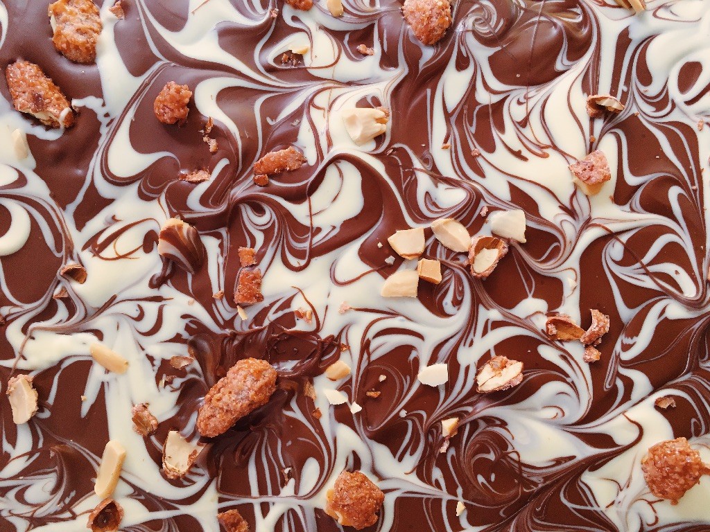 Schokolade mit selbst gebrannten Mandeln chocolate bark candied almonds rezept recipe zuckerzimtundliebe kuechengeschenk post aus meinerkueche