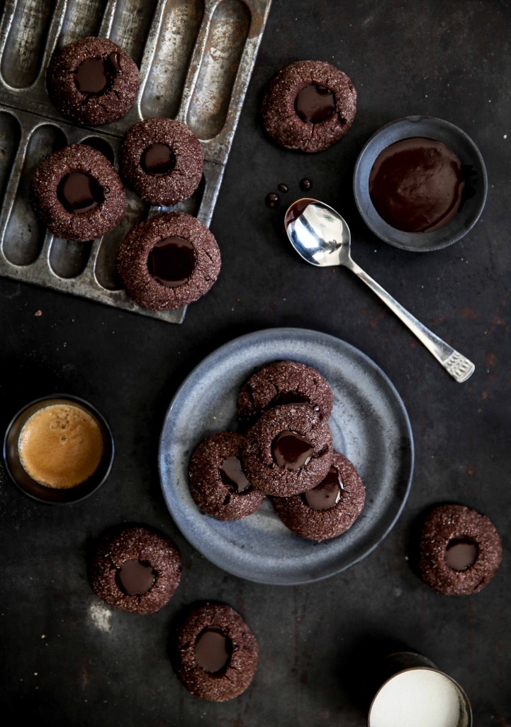 Kakaokipferl Schokokipferl Weihnachtsplätzchen Rezept Schokoladenkekse Weihnachtsgebaeck Zuckerzimtundliebe Vanillekipferl Ganache Goldsterne christmas cookies chocolate biscuits crescents