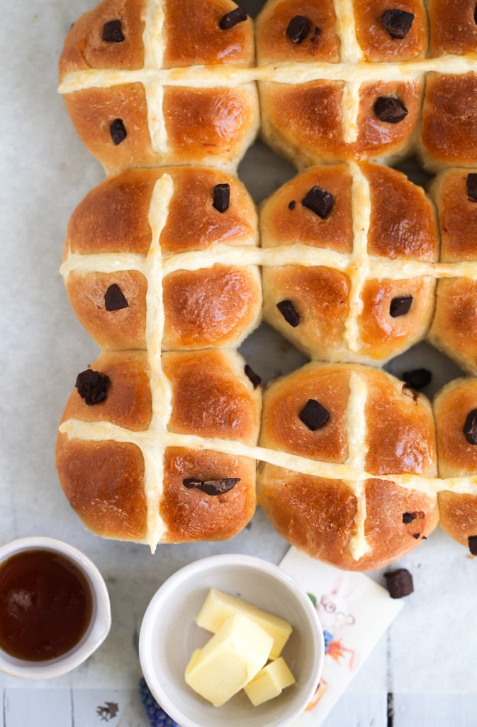 Chocolate Hot Cross Buns Rezept süsse Hefebrötchen mit Schokolade Schokoladenbrötchen Heisswecke Backrezept Brötchenrezept zuckerzimtundliebe Foodblog Ostern Ostergebäck