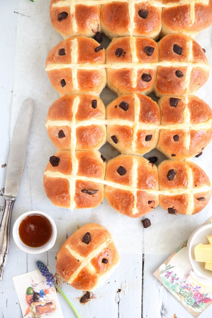 Chocolate Hot Cross Buns Rezept süsse Hefebrötchen mit Schokolade Schokoladenbrötchen Heisswecke Backrezept Brötchenrezept zuckerzimtundliebe Foodblog Ostern Ostergebäck