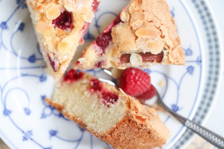 Einfacher bester Himbeer Rhabarber Kuchen mit Vanille und Mandeln einfaches Backrezept schneller Kuchen mit Himbeeren Rhabarberkuchen Himbeerkuchen Mandelkuchen Zuckerzimtundliebe Foodblog rhubarb cake