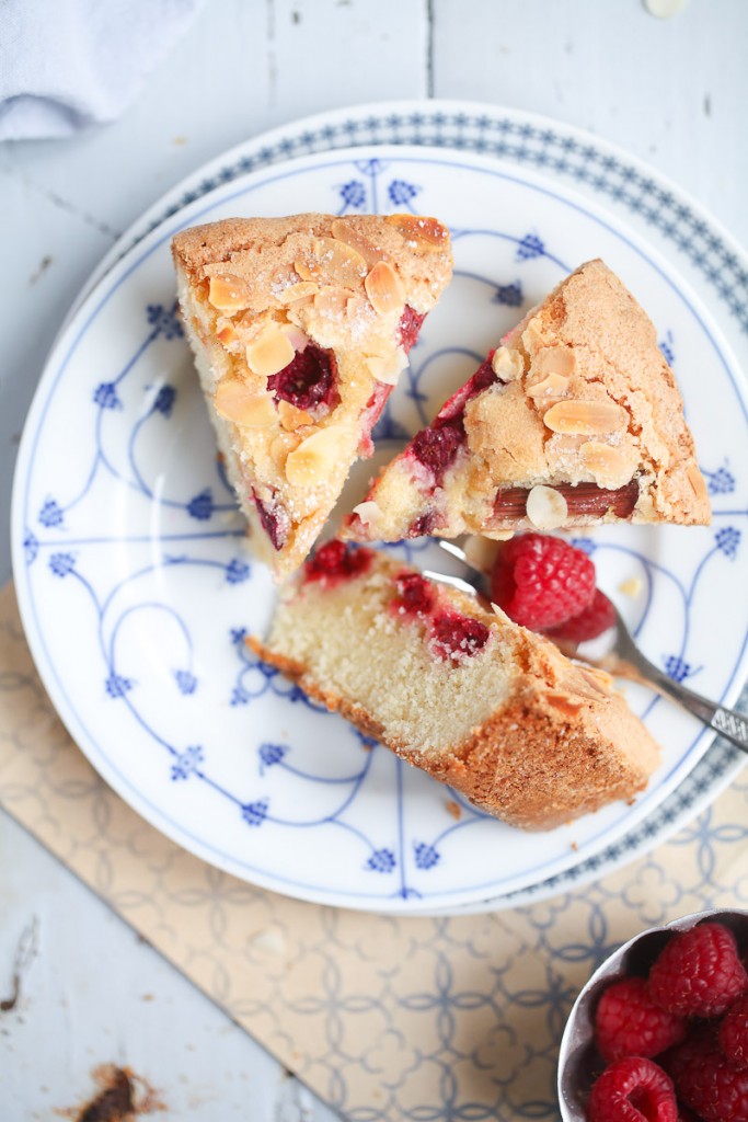 Einfacher bester Himbeer Rhabarber Kuchen mit Vanille und Mandeln einfaches Backrezept schneller Kuchen mit Himbeeren Rhabarberkuchen Himbeerkuchen Mandelkuchen Zuckerzimtundliebe Foodblog rhubarb cake