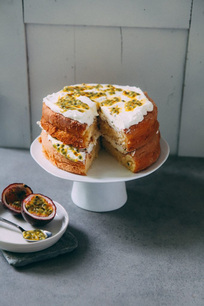 Maracujakuchen Spongecake Passionsfrucht Backrezept mit Quark Sahne Füllung einfache Torte für Feste Sommerkuchen Kuchenbuffet Südaustralien Rezept Zuckerzimtundliebe Foodblog Foodfotografie