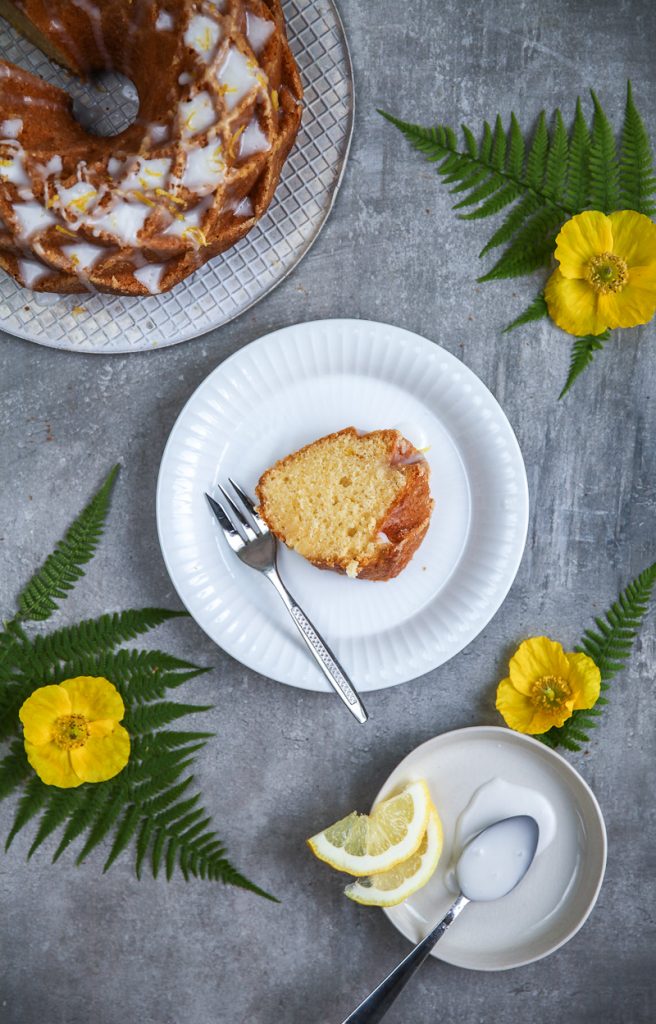 rezept zitronengugelhupf einfacher zitronenkuchen rührteig backrezept sommerkuchen backen mit zitrone lemon drizzle bundt cake kokosguss zuckerzimtundliebe virginia horstmann foodblog foodstyling bundt cake nordic ware jubilee gugelhupfform