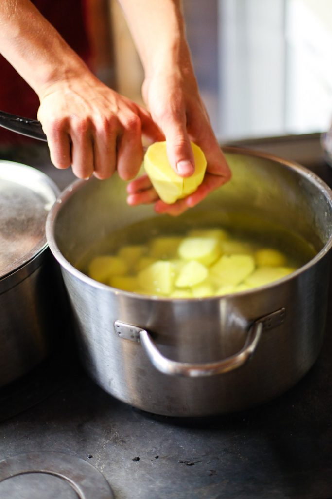 Meetmerano Meraner Land erleben Erlebnis Bauernhof Gasthof Erdaepfelnudeln Rezept Suedtiroler Kueche kartoffeln schaelen