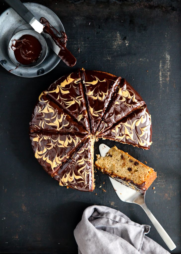 Bananenkuchen Rezept mit Erdnussbutter Schokoladenganach was ist ganache wie macht man ganache einfaches kuchenrezept mit Banane und Schokoladentropfen von Zuckerzimtundliebe banana cake with chocolate ganache and peanut butter swirls