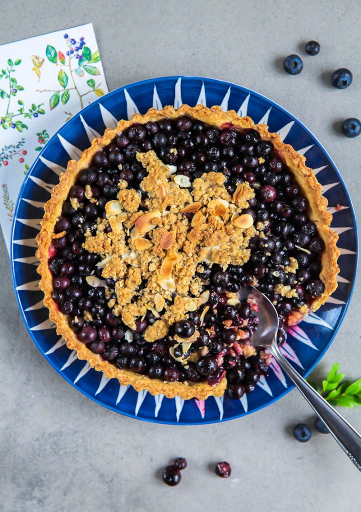 Blaubeer Pie Tarte mit Haferflocken Mandel Granola Crunch Rezept Backrezept Blaubeerrezept blueberry pie recipe Backen einfache Tarte Obstkuchen Blaubeerkuchen Zuckerzimtundliebe Foodblog Foodstyling Food Photography