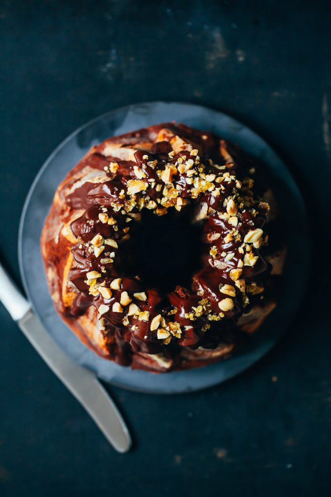 Erdnussbutter Marmorkuchen Gugelhupf Rezept mit Erdnusscrunch und dickem Schokoladenguss Backrezept Rührkuchen Zuckerzimtundliebe Foodstyling Food Photography Backblog Herbstkuchen Peanutbutter bundt cake