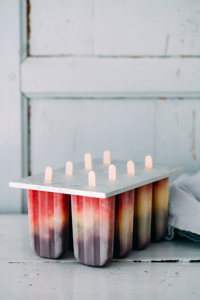 Popsicles Rezept Eis am Stiel selbermachen Eis am Stiel formen Fruchteis fruity rainbow popsicles foodstyling food photography zuckerzimtundliebe deutscher foodblog einfaches rezept