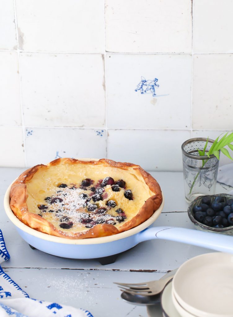 Blaubeere Ofen Pfannkuchen Rezept blueberry dutch baby recipe Pfannkuchen Blaubeerrezept wild blueberries Zuckerzimtundliebe Foodstyling Food Photography frühstück hellblaue riess emaille pfanne emaillegeschirr 