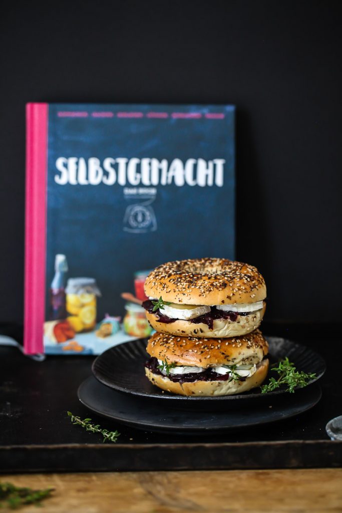 Bagel Portwein Zwiebelkonfitüre belegter bagel zwiebel ziegenkäse thymiann und honig stulle stullenrezept edeka selbstgemacht kochbuch zuckerzimtundliebe foodstyling food photography foodblog