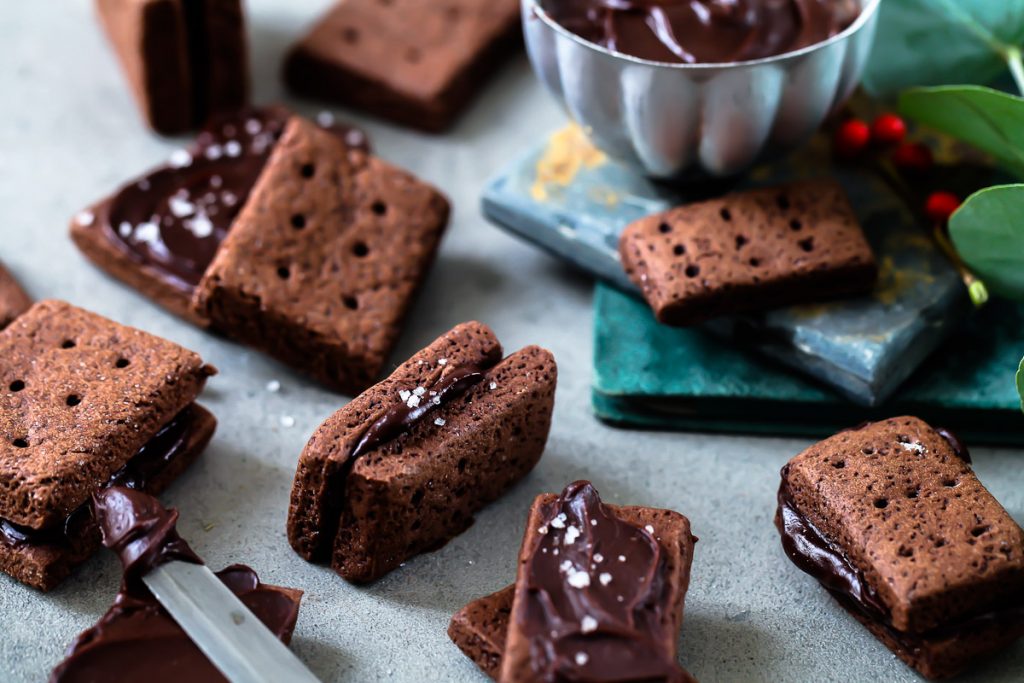 schokoladen keks cookie mit schokoladen ganache und meersalz rezept cookierezept backrezept für kekse mit schokoladenfüllung sandwich keks foodblog foodstyling zuckerzimtundliebe