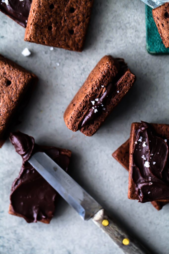 schokoladen keks cookie mit schokoladen ganache und meersalz rezept cookierezept backrezept für kekse mit schokoladenfüllung sandwich keks foodblog foodstyling zuckerzimtundliebe