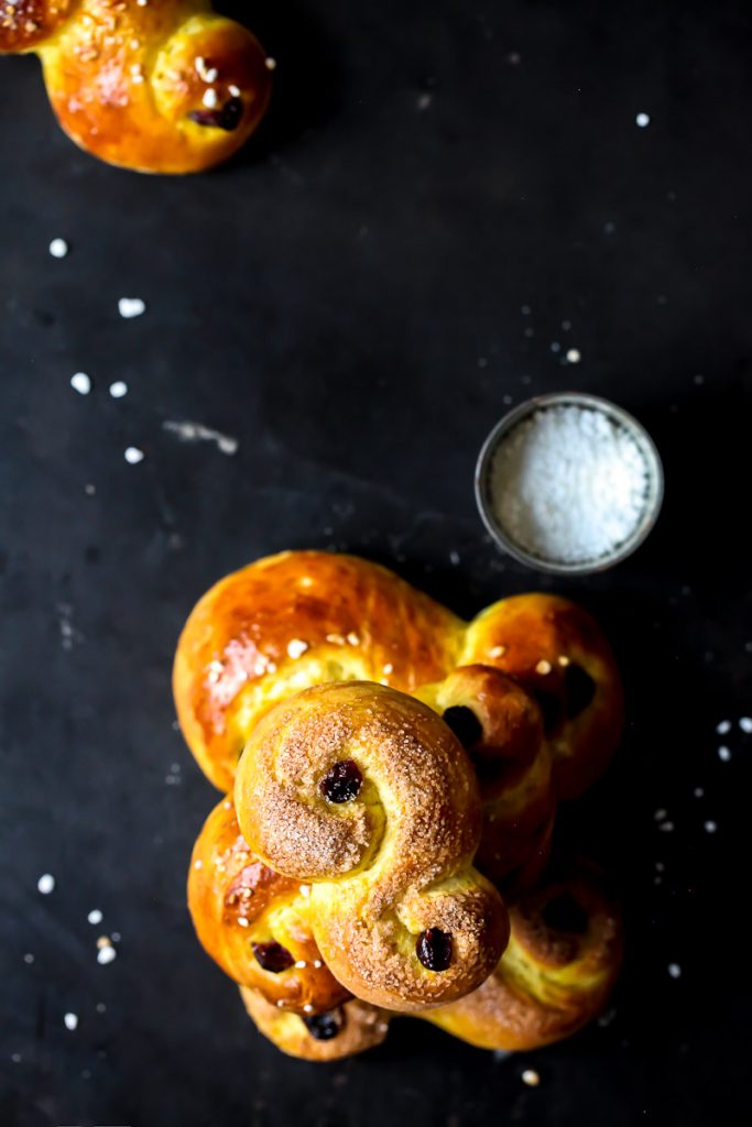 Lussekatter Rezept schwedisches hefegebäck weihnachtsbäckerei adventsgebäck zuckerzimtundliebe foodblog backblog swedish buns food styling