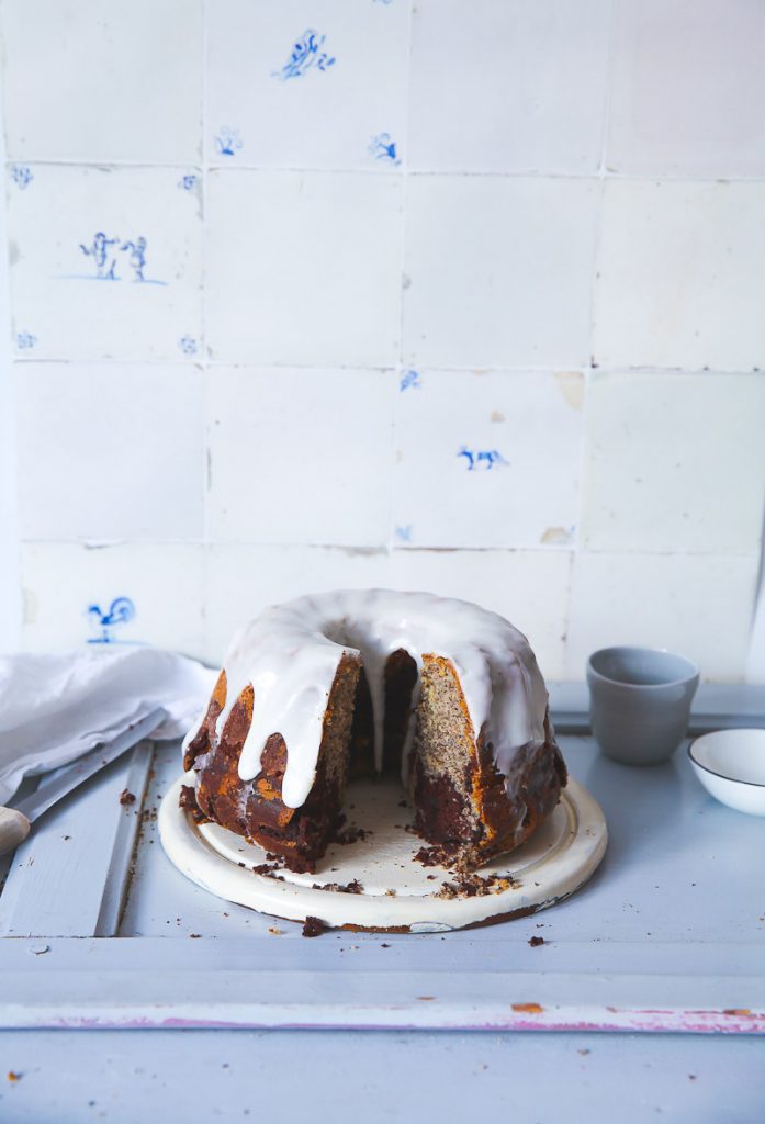 Mohn Marmorkuchen Gugelhupf Rezept mit Schmandguss poppy seed marble bundt cake foodstyling food photography backblog einfaches rührkuchen rezept leichte kuchen