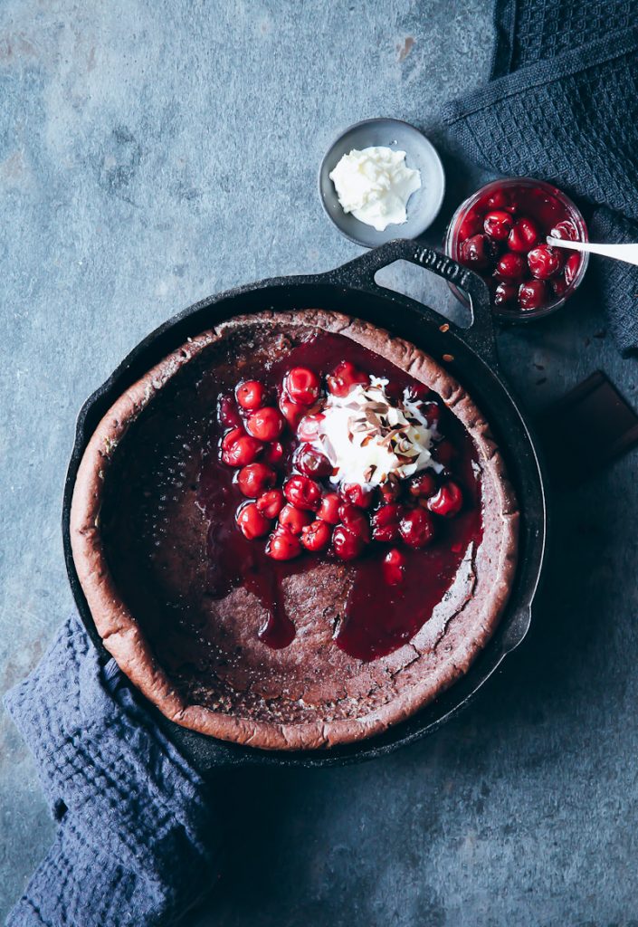 Einfaches Schokoladen Dutch Baby Ofenpfannkuchen Pancake Rezept mit heißen Kirschen und Sahne chocolate puffed pancake recipe backen frühstück frühstücksglück zuckerzimtundliebe foodblog foodstyling bester pfannkuchen pancakerezept