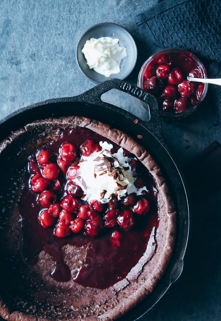 Einfaches Schokoladen Dutch Baby Ofenpfannkuchen Pancake Rezept mit heißen Kirschen und Sahne chocolate puffed pancake recipe backen frühstück frühstücksglück zuckerzimtundliebe foodblog foodstyling bester pfannkuchen pancakerezept