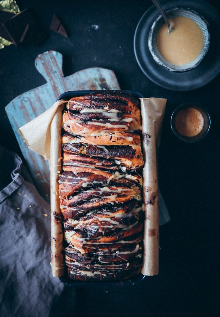 Schokoladen Zupfbrot Pull apart bread mit Espresso Zuckerguss Glasur chocolate pull apart bread recipe rezept with espresso glaze zuckerzimtundliebe hefeteig schokoladenbrot foodstyling food photography bread foodblog backblog