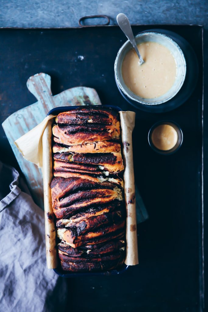 Schokoladen Zupfbrot Pull apart bread mit Espresso Zuckerguss Glasur chocolate pull apart bread recipe rezept with espresso glaze zuckerzimtundliebe hefeteig schokoladenbrot foodstyling food photography bread foodblog backblog