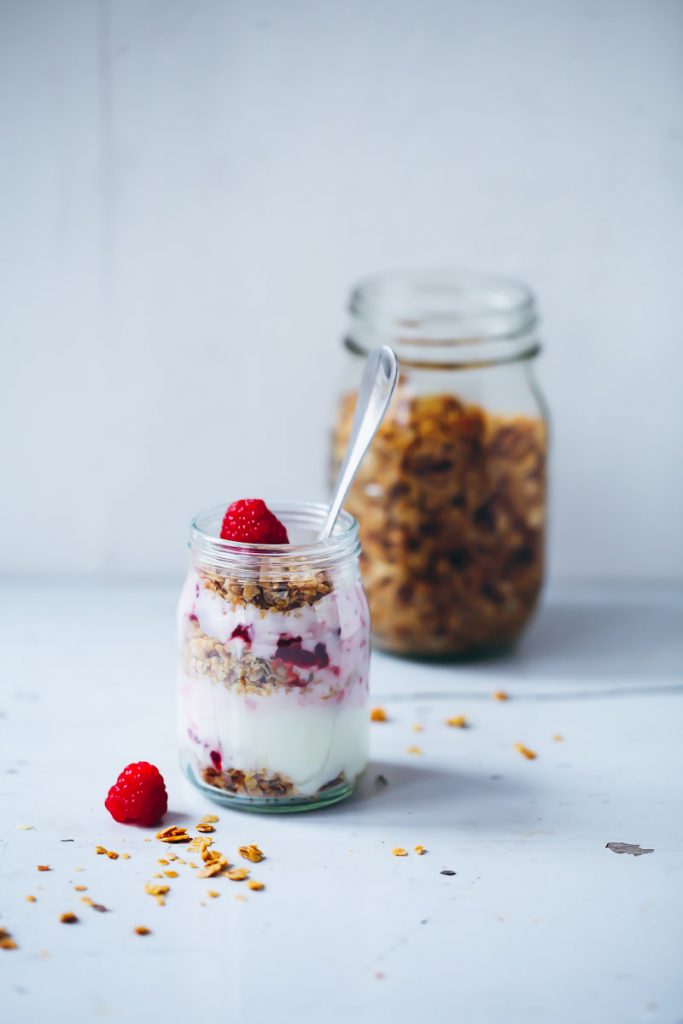 Rezept für Honig Mandel Granola Müsli selbstgemacht Joghurt Frühstück mit Bananen und Honig zuckerzimtundliebe foodblog einfaches granola rezept foodstyling foodphotography zuckerzimtundliebe