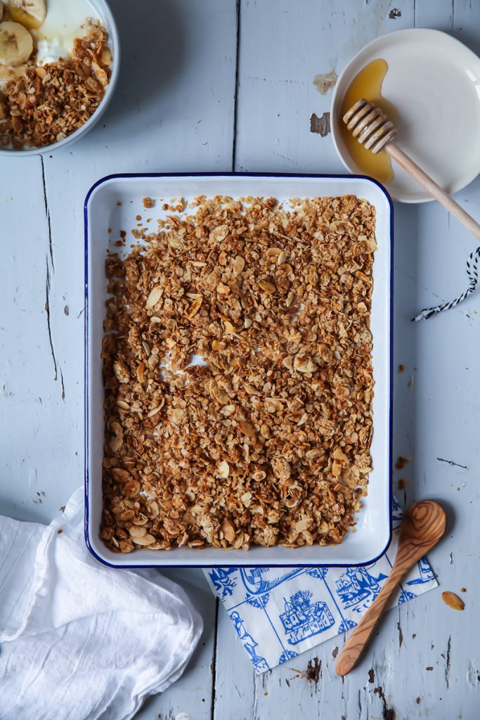 Rezept für Honig Mandel Granola Müsli selbstgemacht Joghurt Frühstück mit Bananen und Honig zuckerzimtundliebe foodblog einfaches granola rezept foodstyling foodphotography zuckerzimtundliebe 