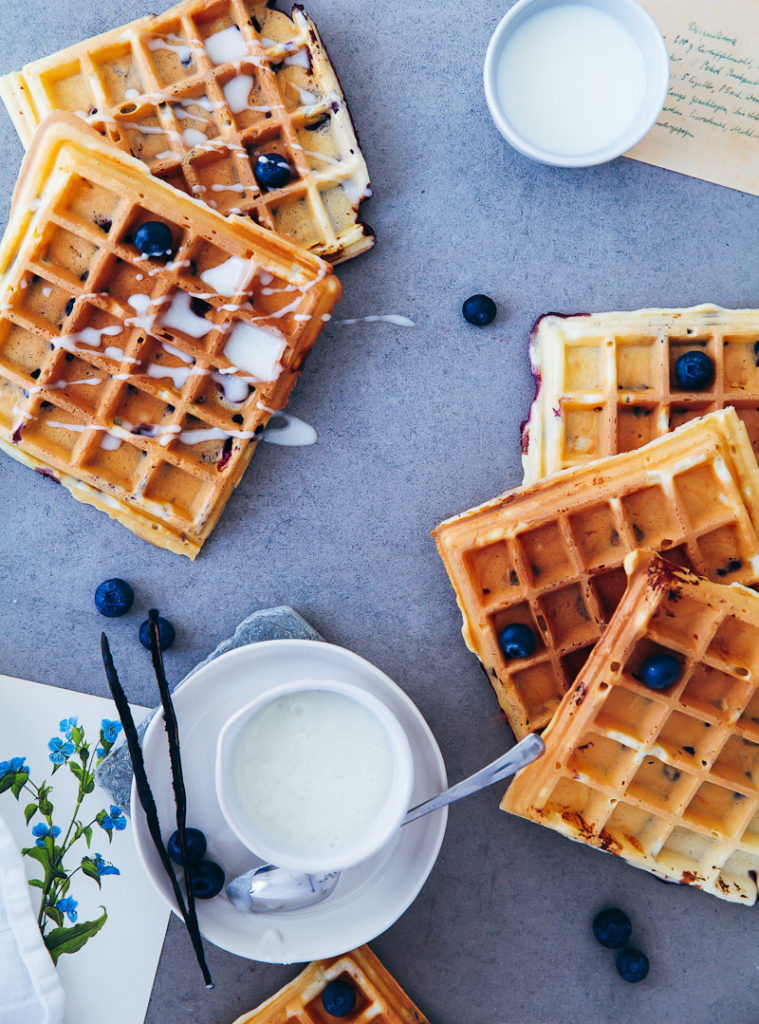 Blaubeer Waffeln mit griechischem Joghurt und Vanille Zuckerguss zuckerzimtundliebe blueberry waffles vanilla glaze einfacher waffelteig blaubeerrezept brunchidee frühstück zuckerzimtundliebe foodblog foodstyling food photo