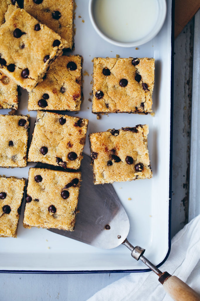 Rezept für Chocolate Chip Cookie Bars mit Haferflocken oat bars gooey cookies foodstyling cookie squares food photography zuckerzimtundliebe foodblog backblog baking backrezept kekse backen schokoladencookies