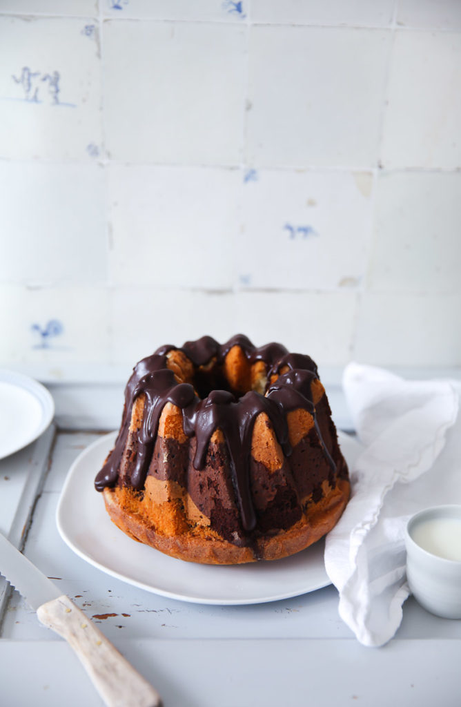 Rezept für Donauwellen-Kuchen – ein Marmorkuchen Gugelhupf mit Kirschen ...