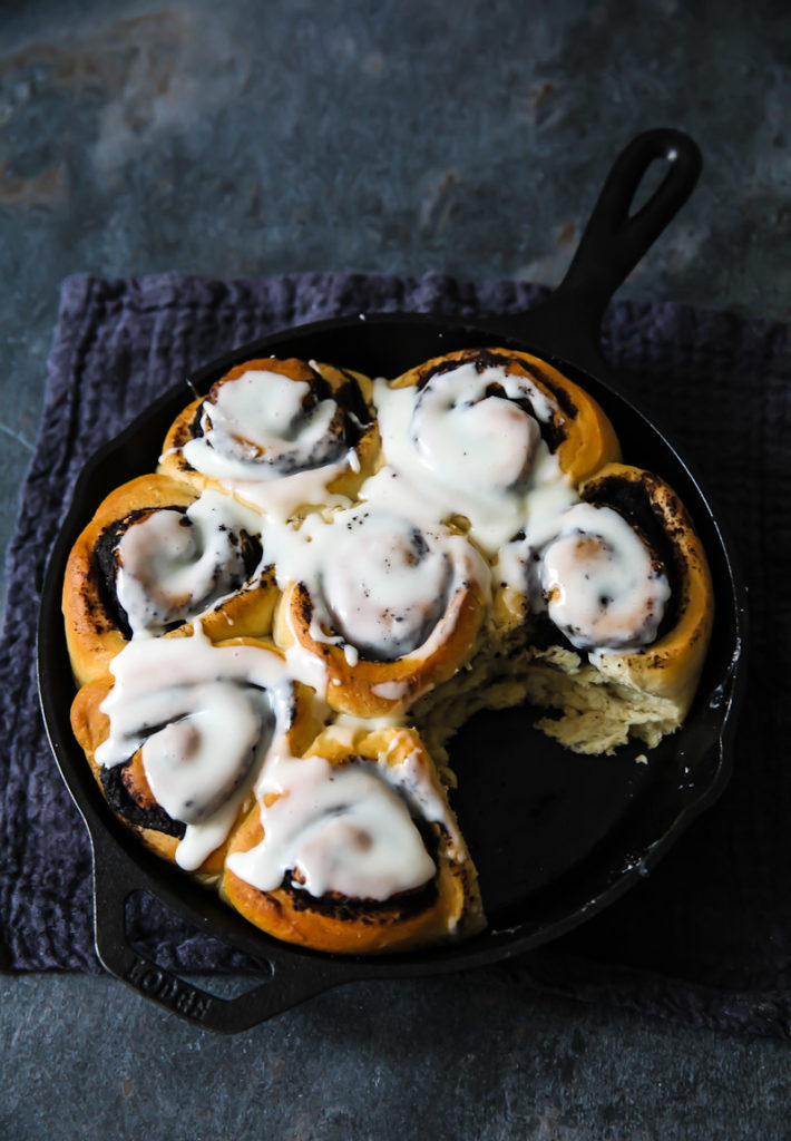 Oreo Zimtschnecken Hefeschnecken aus Hefeteig mit Oreo-Füllung oreo cinnamon buns rolls Hefeteig machen Frischkäse Glasur cream cheese frosting beste zimtschnecken zuckerzimtundliebe foodblog backblog backrezept hefeteigrezept backen mit Oreos