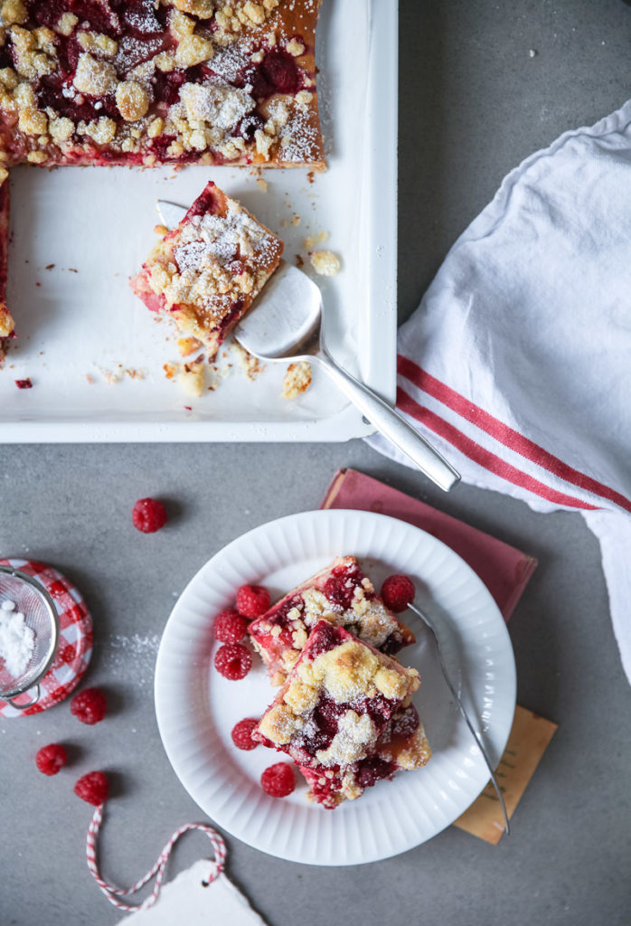 Himbeer Rhabarber Streuselkuchen vom Blech hefeteig vom blech zuckerzimtundliebe blechkuchen foodblog backblog backrezept der perfekte streuselkuchen obstkuchen sommerkuchen backen mit rhabarber foodstyling rhubarb raspberry streusel cake Hefeteig