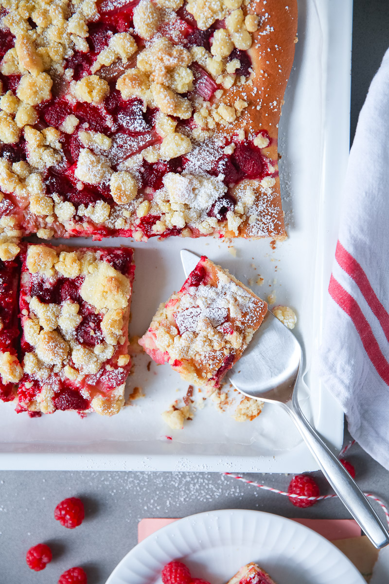 Himbeer-Rhabarber Streuselkuchen | Zucker, Zimt und Liebe